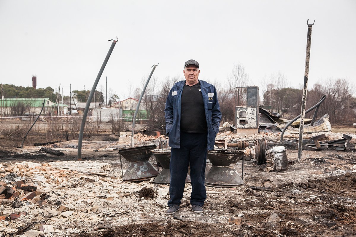 Иван Чернов на участке, где недавно был его дом. Фото: Николай Кожевников, специально для «Новой газеты Европа»