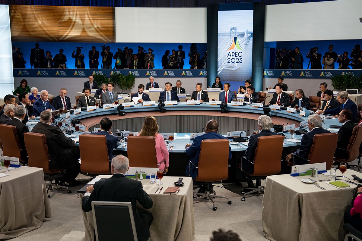 Мировые лидеры встречаются во время неформального диалога лидеров стран Азиатско-Тихоокеанского экономического сотрудничества (АТЭС) с гостями в рамках Недели саммита АТЭС в Moscone Center 16 ноября 2023 г. в Сан-Франциско, Калифорния. Фото: Kent Nishimura/Getty Images