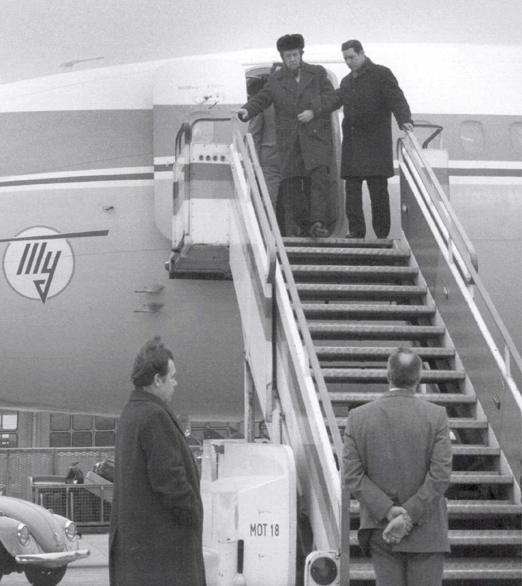 Александр Солженицин покидает самолёт Аэрофлота в аэропорту Франкфурта-на-Майне, 13 февраля 1974 года. Фото: Frankfurt Airport / EPA