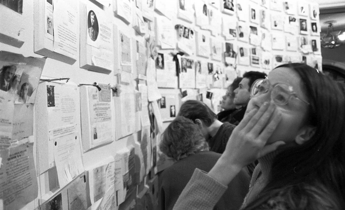 Visitors attend an exhibition on the crimes of Stalinism, Moscow, November 1988. Photo: Dmitry Borko / Wikimedia