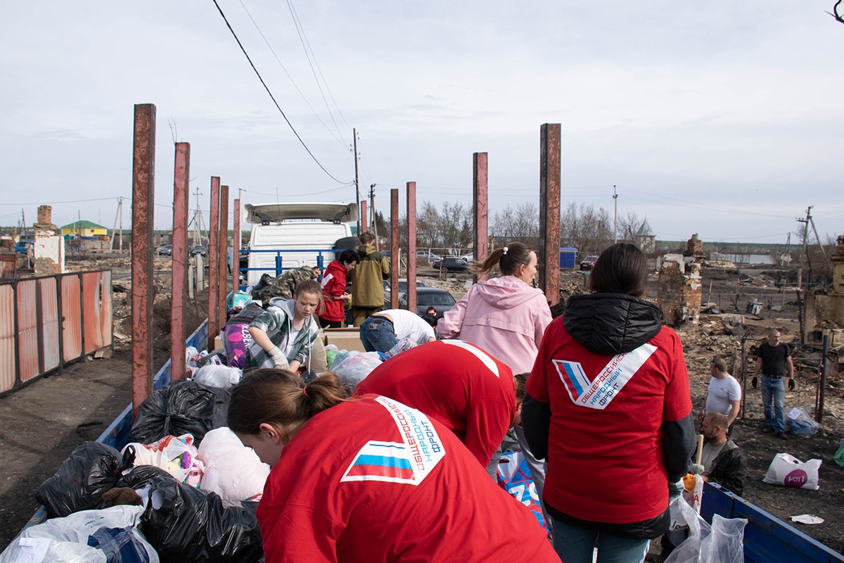 Раздача гуманитарной помощи в Смолино. Фото: Елена Ситникова / VK