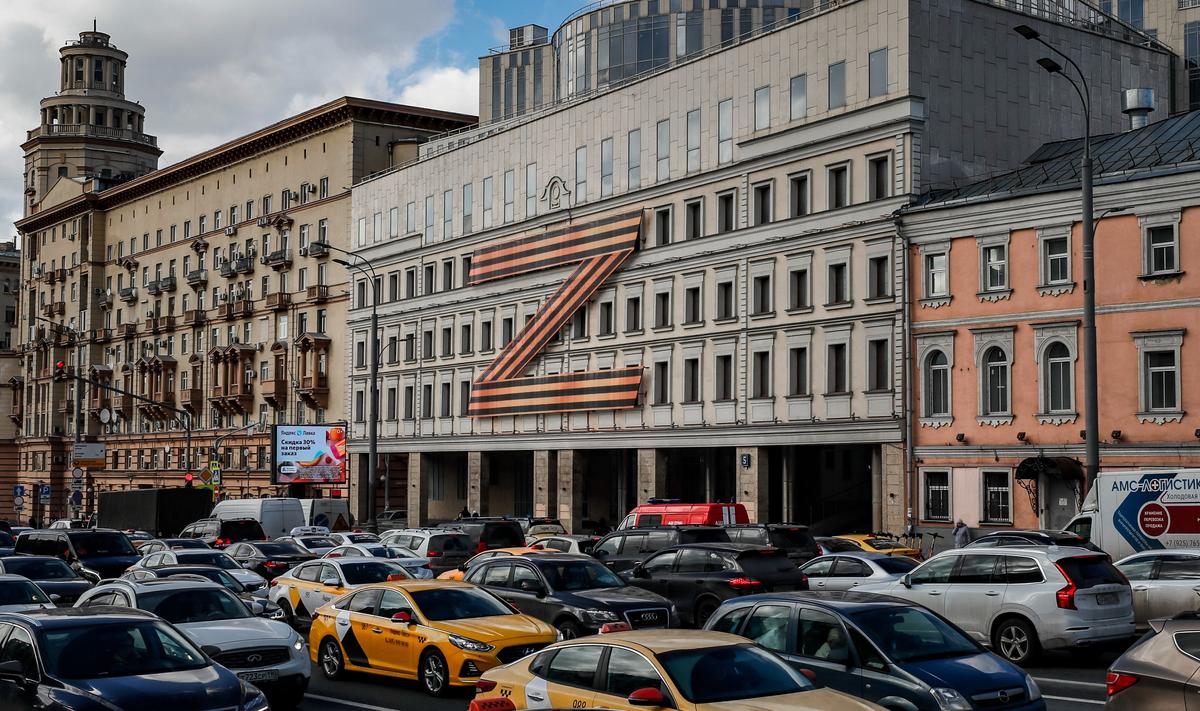 Буква Z на фасаде Театра Олега Табакова. Фото: EPA-EFE / YURI KOCHETKOV