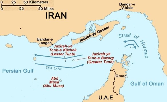 Острова в Ормузском проливе (подписаны красным). Источник: Wikimedia