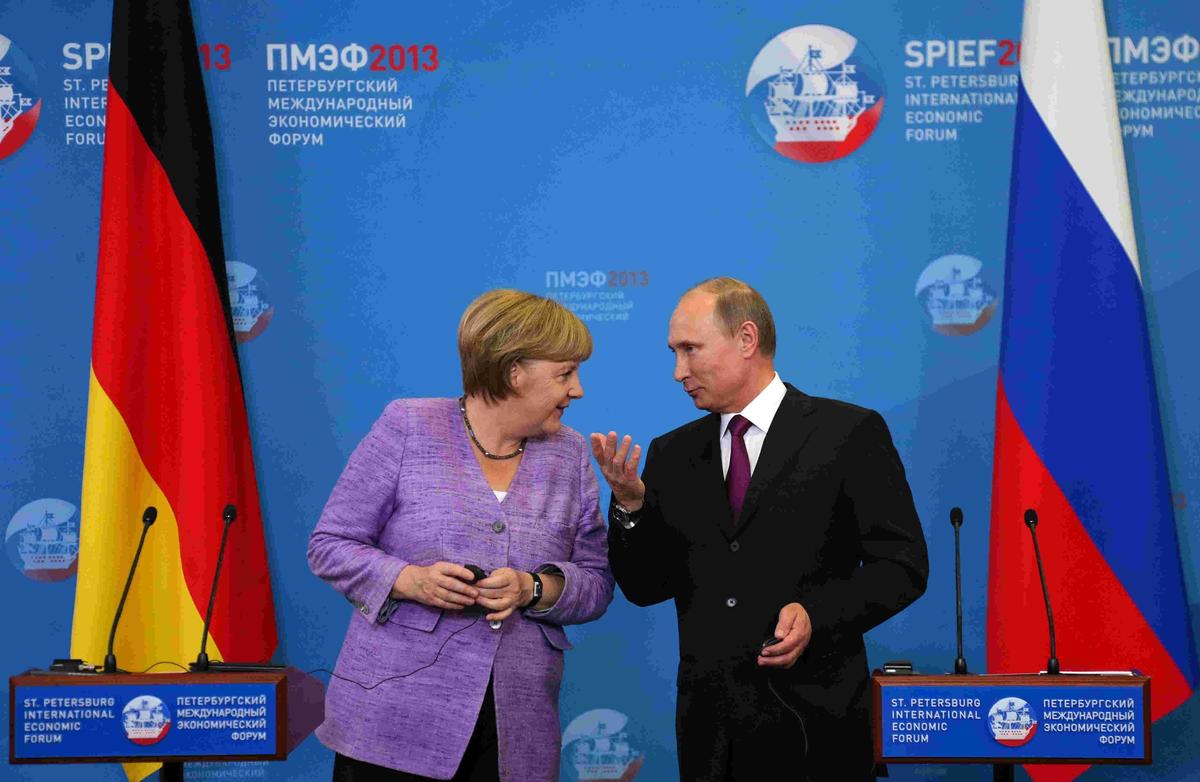 Vladimir Putin and Angela Merkel during the International Economic Forum in St. Petersburg, Russia, 21 June 2013. Phoho: EPA / ANATOLY MALTSEV / POOL