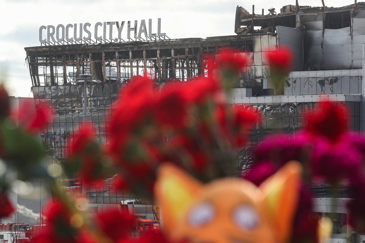 Здание «Крокус Сити Холл» после теракта, 25 марта 2024 года. Фото: Максим Шипенков / EPA-EFE