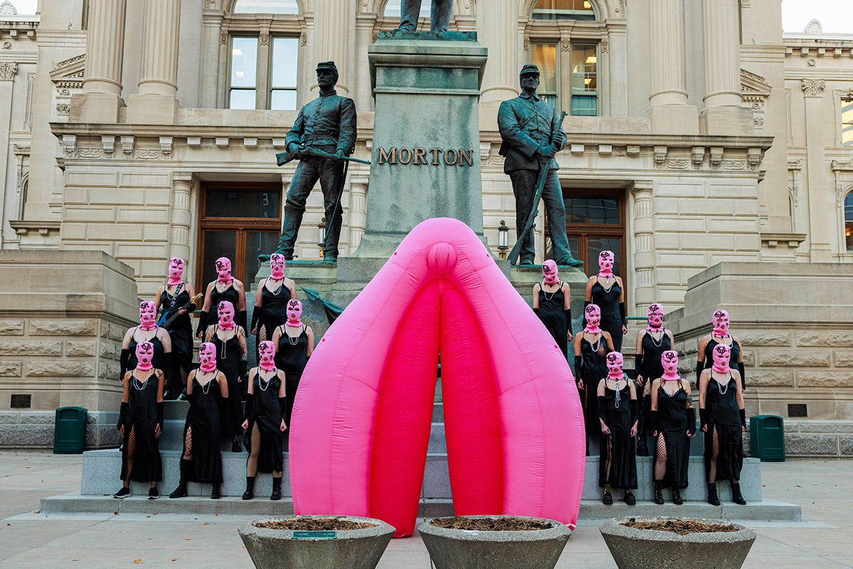 Pussy Riot на съемках клипа на песню «Боже, храни аборты» в знак протеста против почти полного запрета абортов в Индиане. Фото: Jeremy Hogan / SOPA Images / LightRocket / Getty Images
