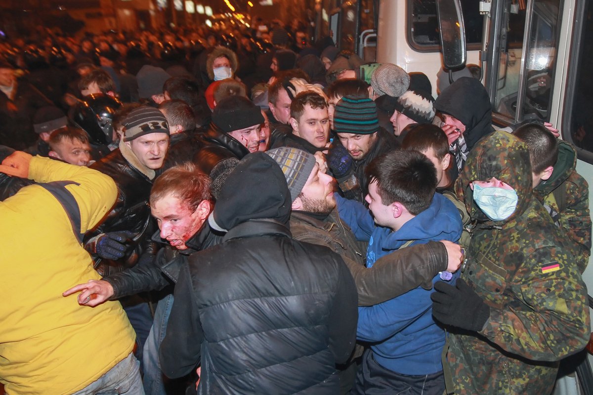 Русские протестующие во время столкновений с участниками митинга «Единая Украина» в центре Донецка, 13 марта 2014 года. Фото: Photomig / EPA