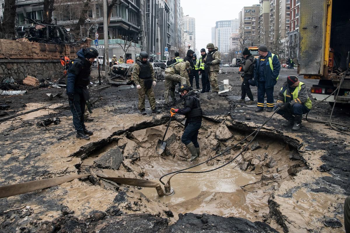 The aftermath of a Russian missile strike on Ukraine’s capital Kyiv, 20 December 2024. Photo: EPA-EFE/MAXYM MARUSENKO