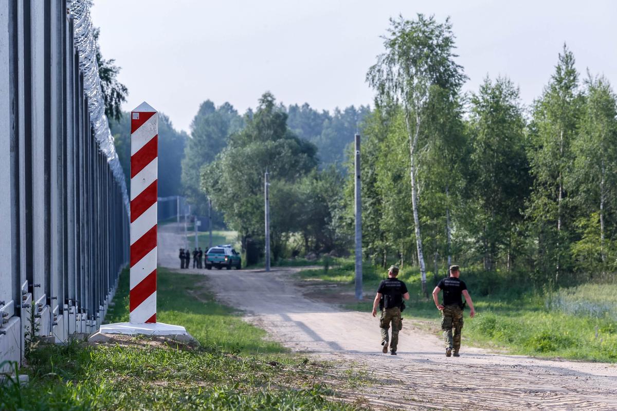 Пограничники патрулируют физические барьеры, построенные на границе между Польшей и Беларусью. Фото: Dominika Zarzycka/SOPA Images/LightRocket via Getty Images