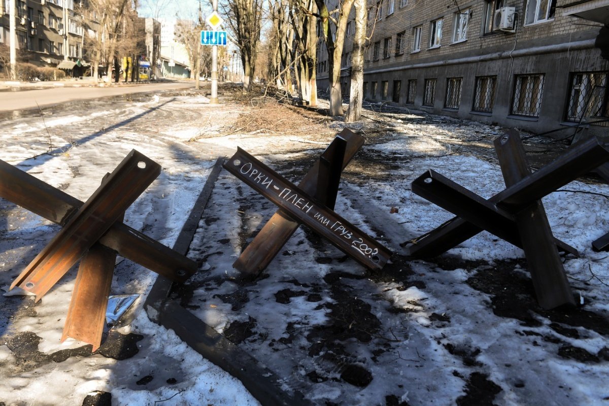 Противотанковые ежи на улице в Харькове, Украина, 21 марта 2022 года. Фото: Andrzej Lange / EPA-EFE