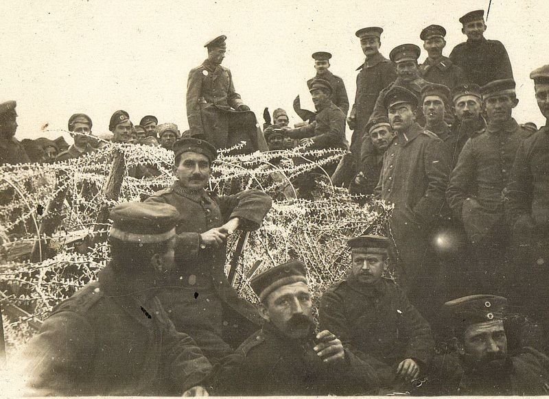 Немецкие солдаты позируют у окопов на Рождество 1914 года. Фото: Riottoso / Wikimedia