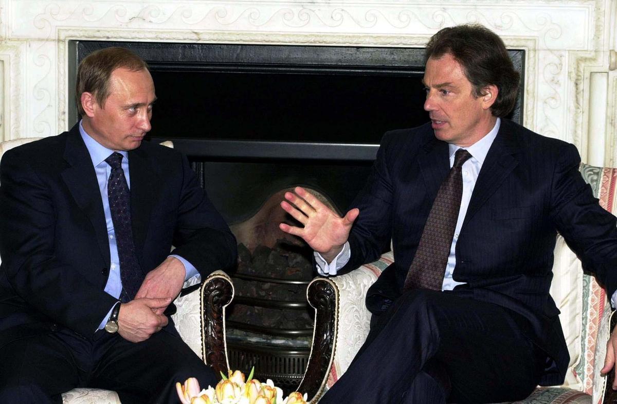 Владимир Путин во время встречи с британским премьером Тони Блэром на Даунинг-стрит, Лондон, 2000 год. Фото: PA Images / Getty Images