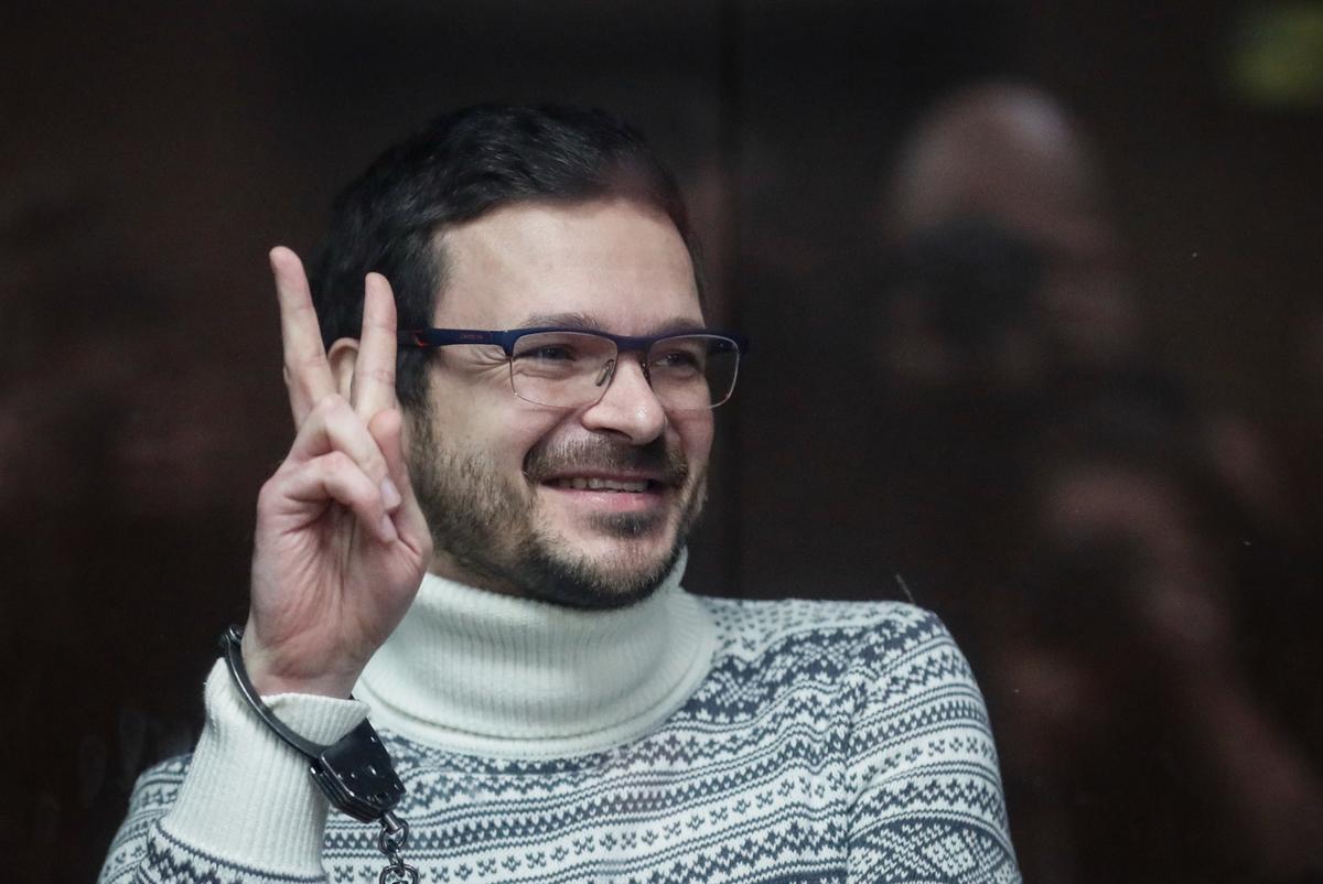 Russian opposition leader Ilya Yashin awaits his verdict at a Moscow court, 9 December 2022. Photo: EPA-EFE / YURI KOCHETKOV / POOL