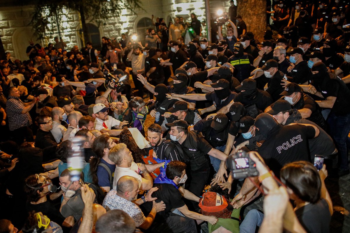 Грузинские полицейские задерживают протестующих у здания парламента Грузии в Тбилиси, 30 апреля 2024 года. Фото: David Mdzinarishvili / EPA-EFE