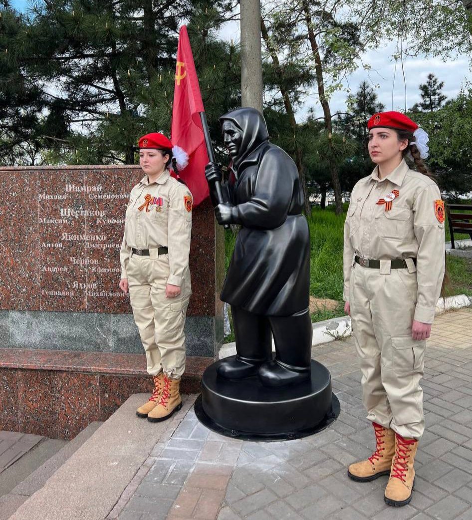 Открытие памятника «бабушке с красным флагом» в Мариуполе. Фото: телеграм-канал Андрея Турчака