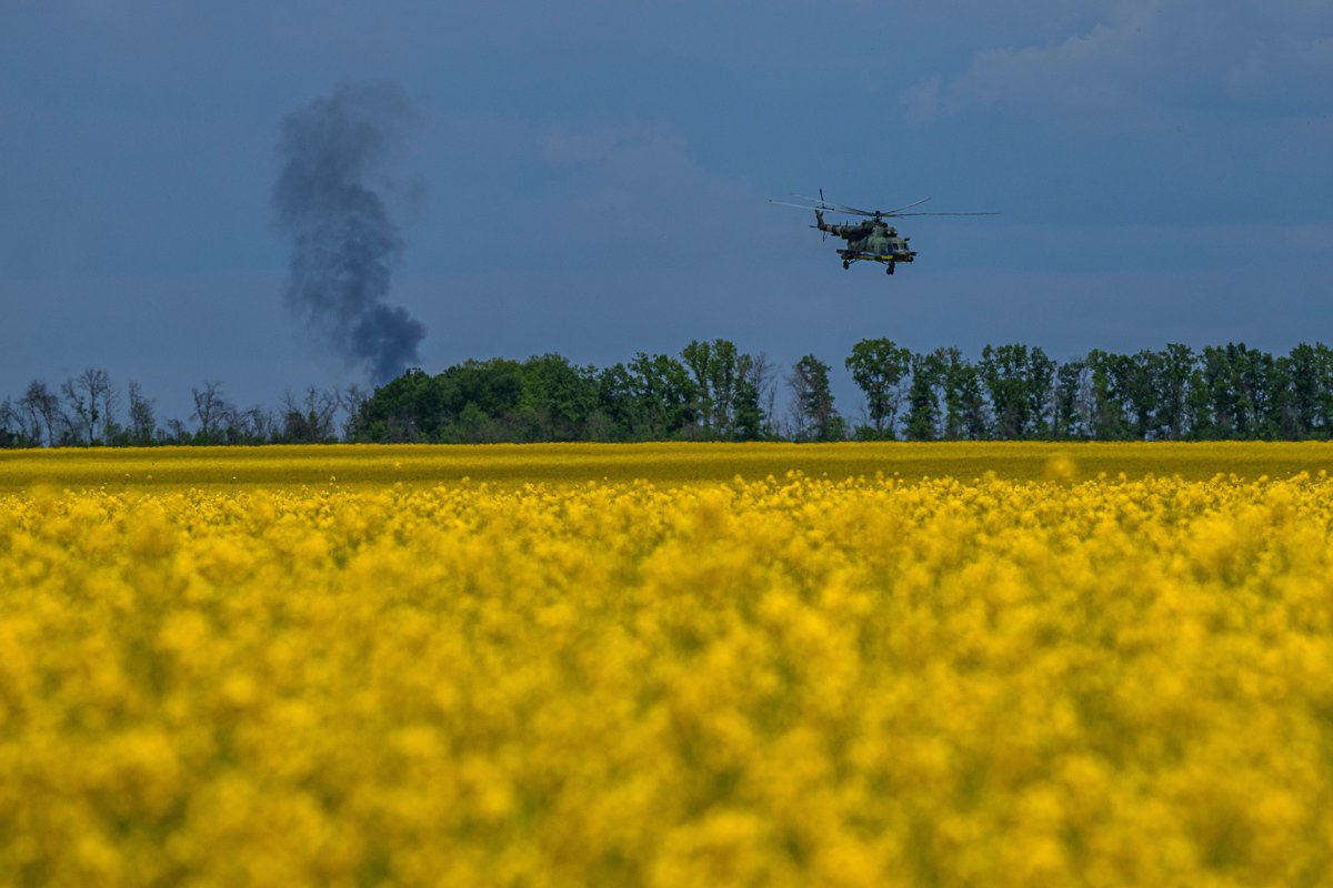 Украинский вертолет Ми-8 возвращается с боевой операции на линии фронта в Харьковской области, Украина, 19 мая 2024 года. Фото: Евгений Малолетка / AP Photo / Scanpix / LETA