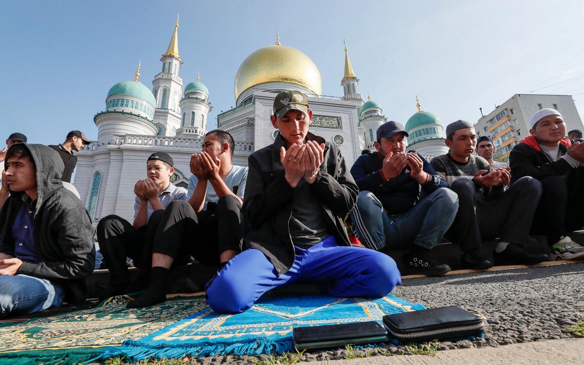 Muslims during morning prayers to celebrate Eid al-Adha outside Moscow’s Sobornaya Mosque, 9 July 2022. Photo: EPA-EFE/YURI KOCHETKOV