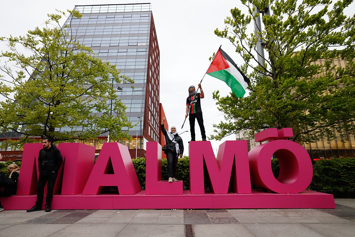 Пропалестинские протестующие с палестинским флагом на площади Hyllie Arena, Мальме, Швеция, 9 мая 2024 года. Andreas Hillergren / EPA-EFE