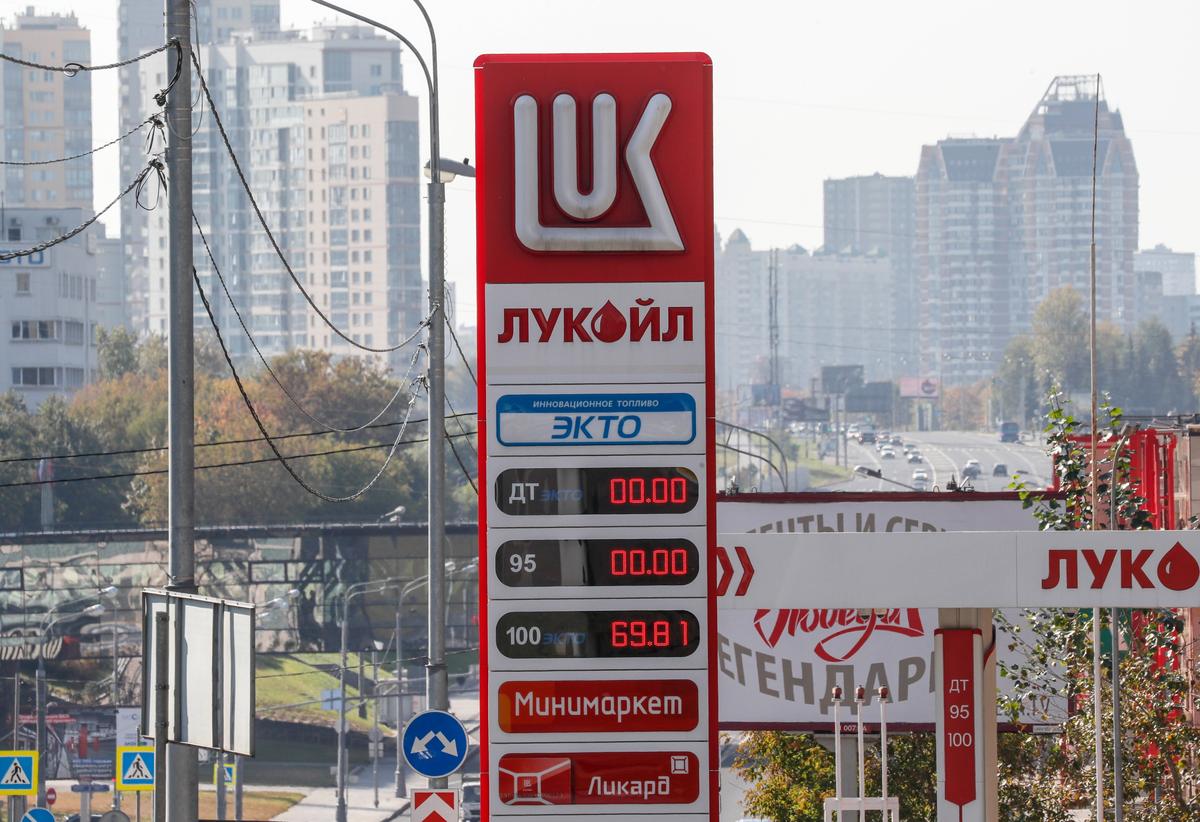 Табло с ценами на АЗС ЛУКОЙЛ, показывающее отсутствие в продаже дизельного топлива и бензина 95 в Москве, Россия, 22 сентября 2023 года. Фото: EPA-EFE/YURI KOCHETKOV