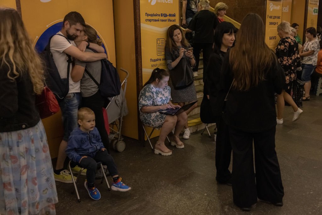 Жители Киева прячутся от воздушных атак в метро. Фото: Roman Pilipey / Getty Images