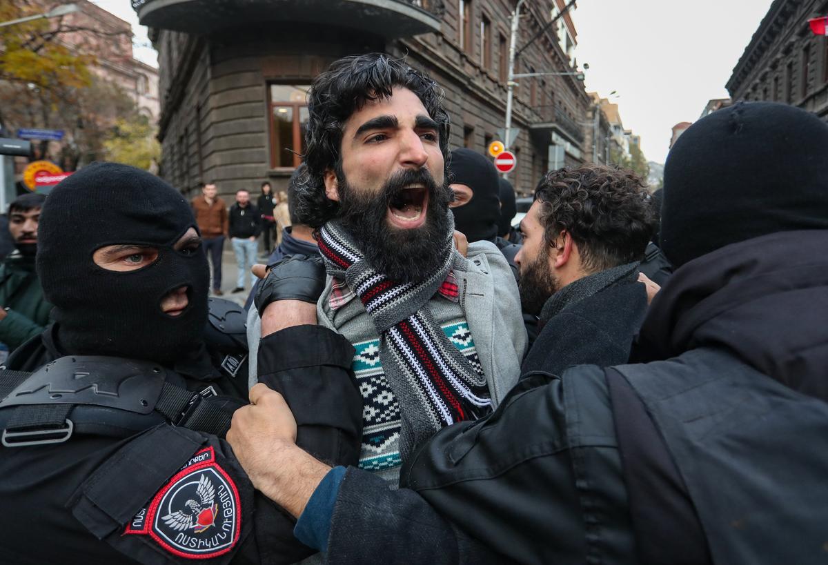 Police detain a protestor during an opposition rally in Yerevan, Armenia, 20 November 2020. Photo: EPA-EFE / VAHRAM BAGHDASARYAN /PHOTOLURE