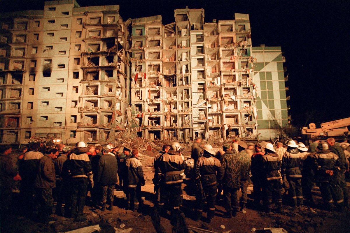 Спасатели и пожарные заканчивают работу в разрушенном жилом доме после эвакуации всех жильцов, Волгодонск, 16 сентября 1999 года. Фото: Юрий Кочетков / EPA