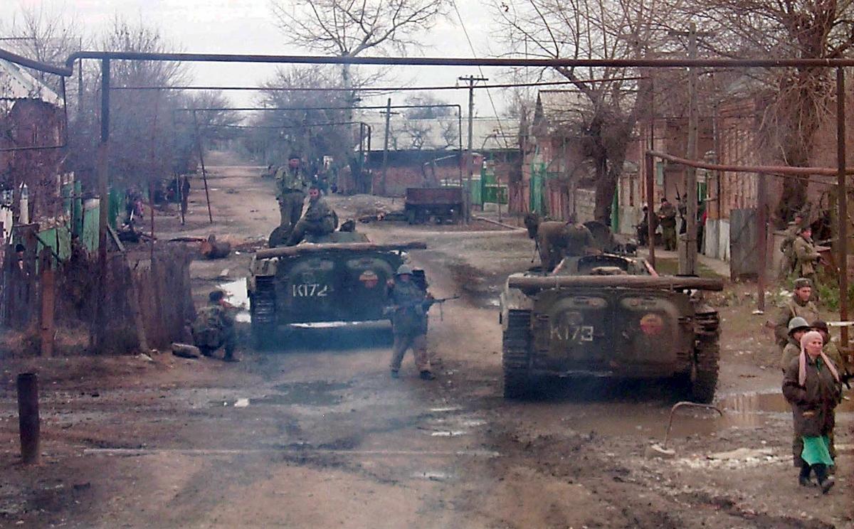 Российские войска входят в чеченскую деревню Самашки. Фото: EPA PHOTO / STR