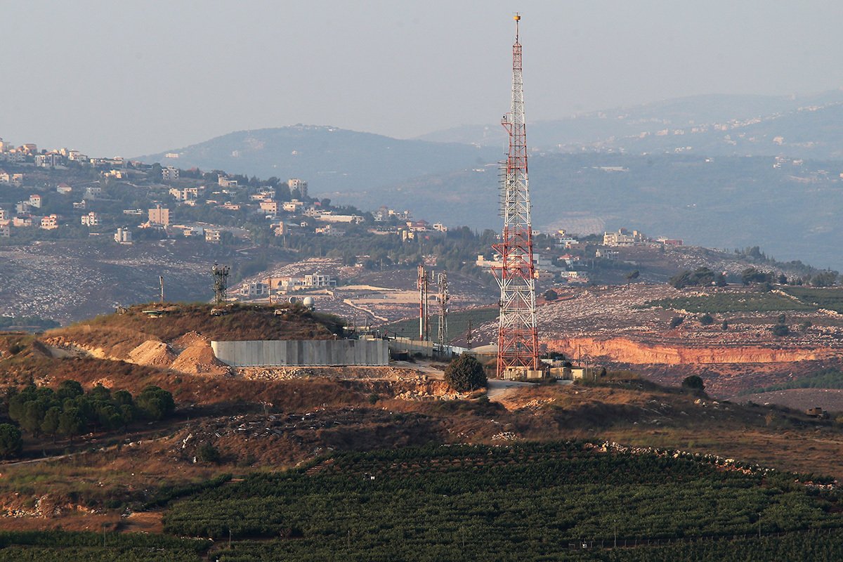 Вид на Кирьят-Шмона из деревни Аль-Адейса на ливанской границе, 6 августа 2021 года. Фото: Nabil Mounzer / EPA-EFE