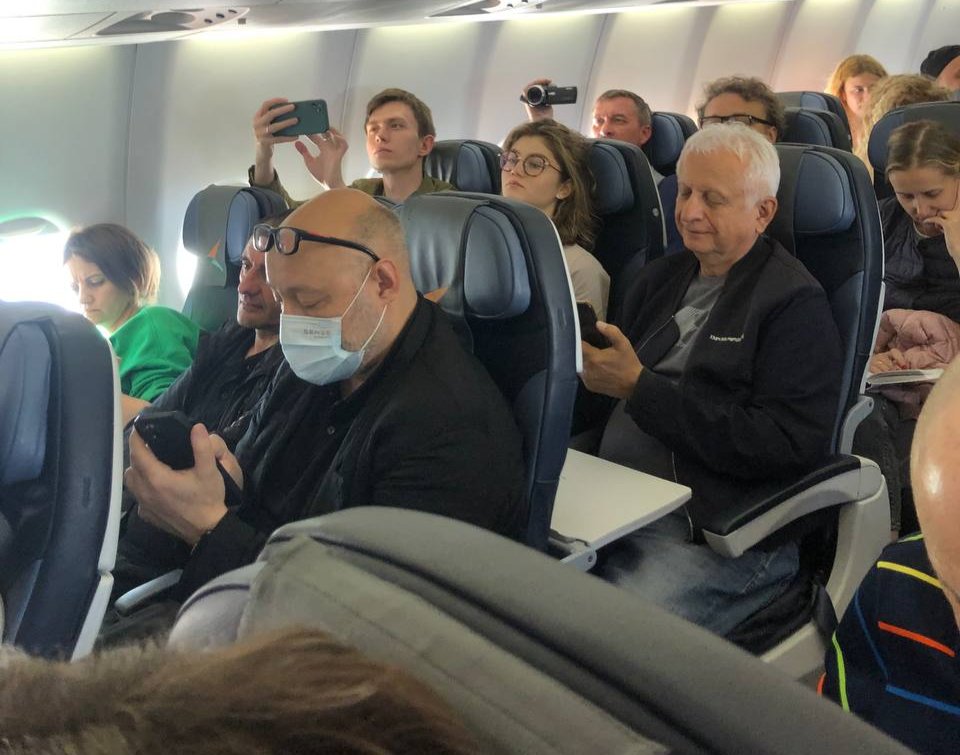 Пассажиры рейса Москва-Тбилиси в салоне самолета. Фото: Фёдор Ершов, специально для «Новой газеты Европа»