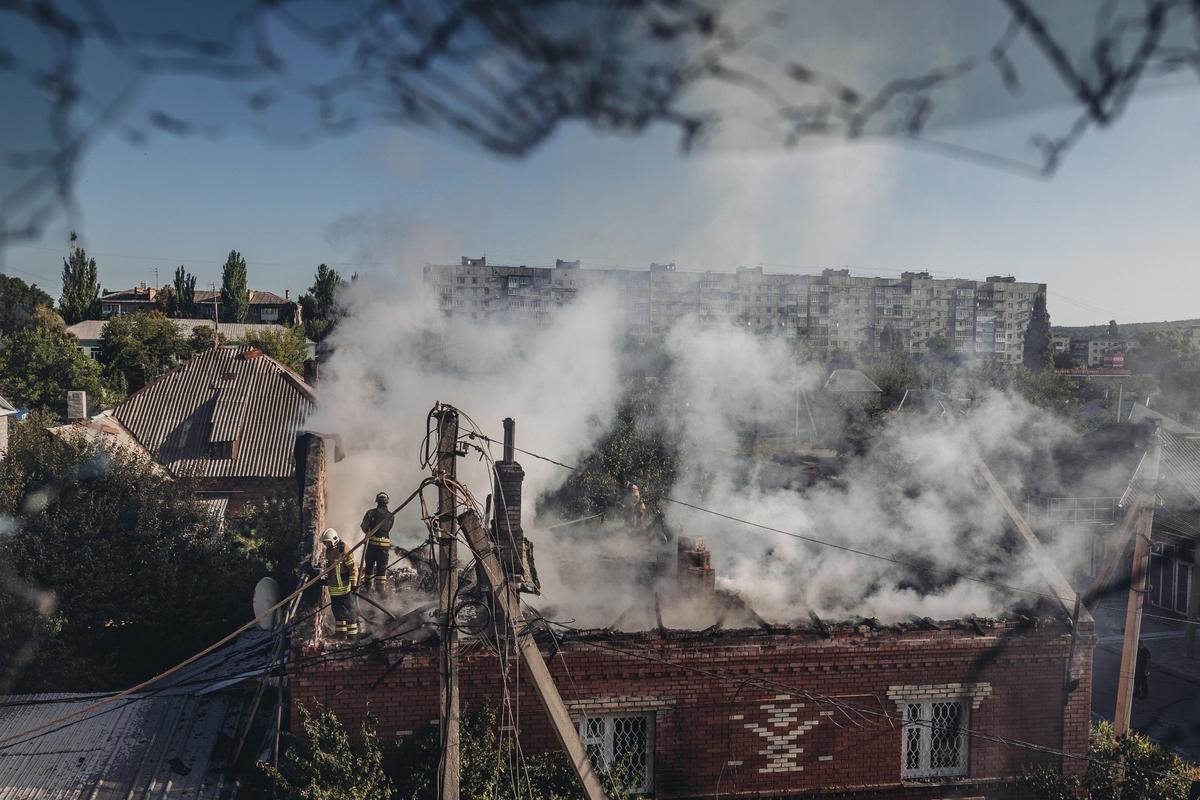 Пожарные пытаются потушить возгорание в обстрелянном доме в Бахмуте, Украина, 30 июля 2022 года. Фото: Diego Herrera Carcedo/Anadolu Agency via Getty Images