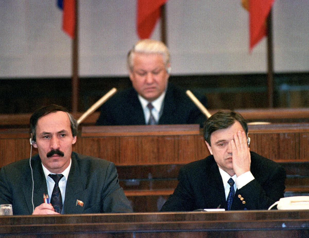 Руслан Хасбулатов (справа), Рамазан Абдулатипов (слева) сидят спиной к Борису Ельцину (на заднем плане) во время 8-го Съезда народных депутатов в Москве, Россия, 12 марта. 1993. Фото: EPA/YURI KADOBNOV