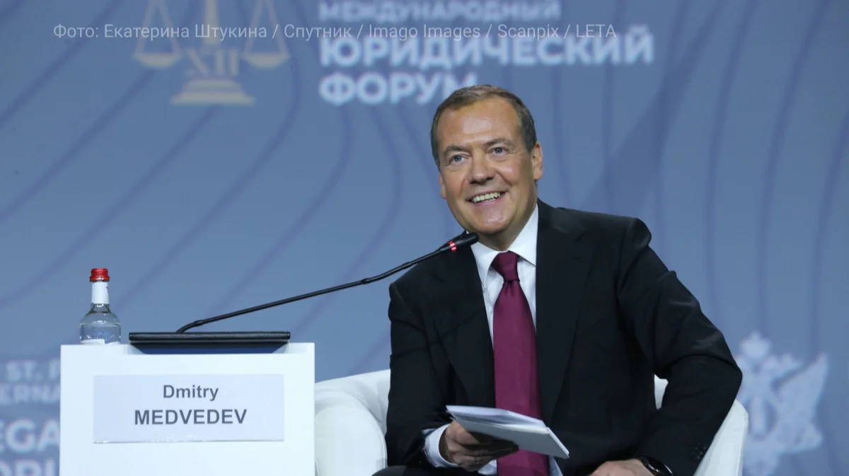 По словам Медведева, «все понимают, что санкции против России — это хитрая и хорошо продуманная игра Вашингтона» против…? 