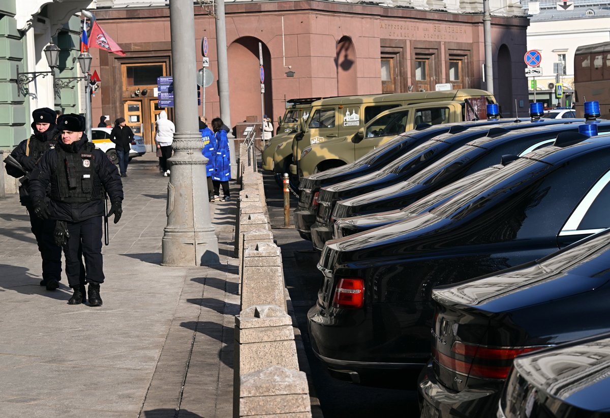 Автомобили с мигалками, Охотный Ряд, Москва, 26 февраля 2025 года. Фото: Дмитрий Духанин / Коммерсантъ / Sipa USA / Vida Press