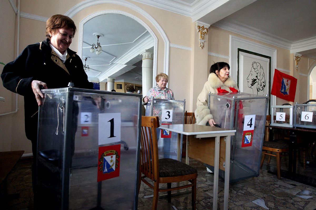 Члены избирательной комиссии Крыма готовят участок для референдума в Севастополе, Крым, Украина, 15 марта 2014 года. Фото: Зураб Курцикидзе / EPA