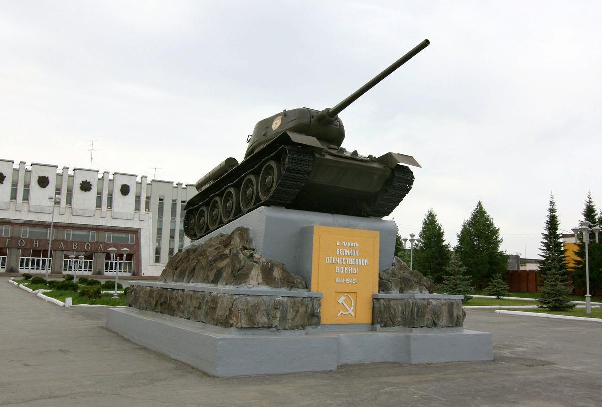 Памятник танк Т-34-85 возле здания НПК «Уралвагонзавод». Фото: Wikimedia