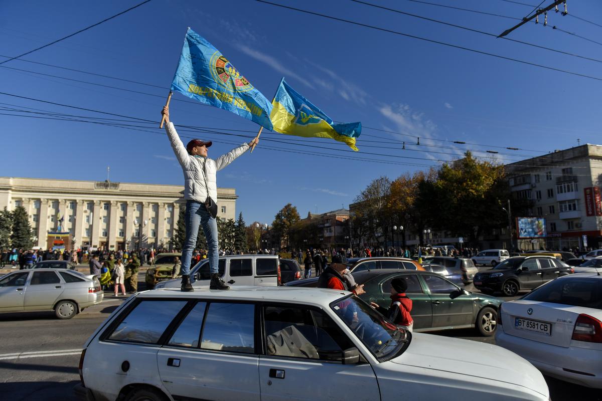 Celebrations following Ukrainian President Volodymyr Zelensky’s visit to the newly liberated city of Kherson, 14 November 2022. Photo: EPA-EFE/OLEG PETRASYUK