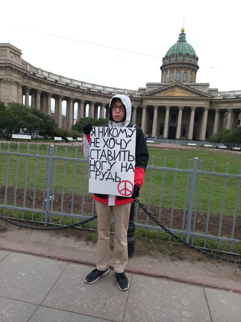 Есть маленькие лучики, которые не дают тьме поглотить Россию». В Петербурге  преследуют 19-летнего антивоенного активиста. Его исключили из двух вузов,  дважды избили, сломали очки, дали 10 суток, а он всё равно убежден,