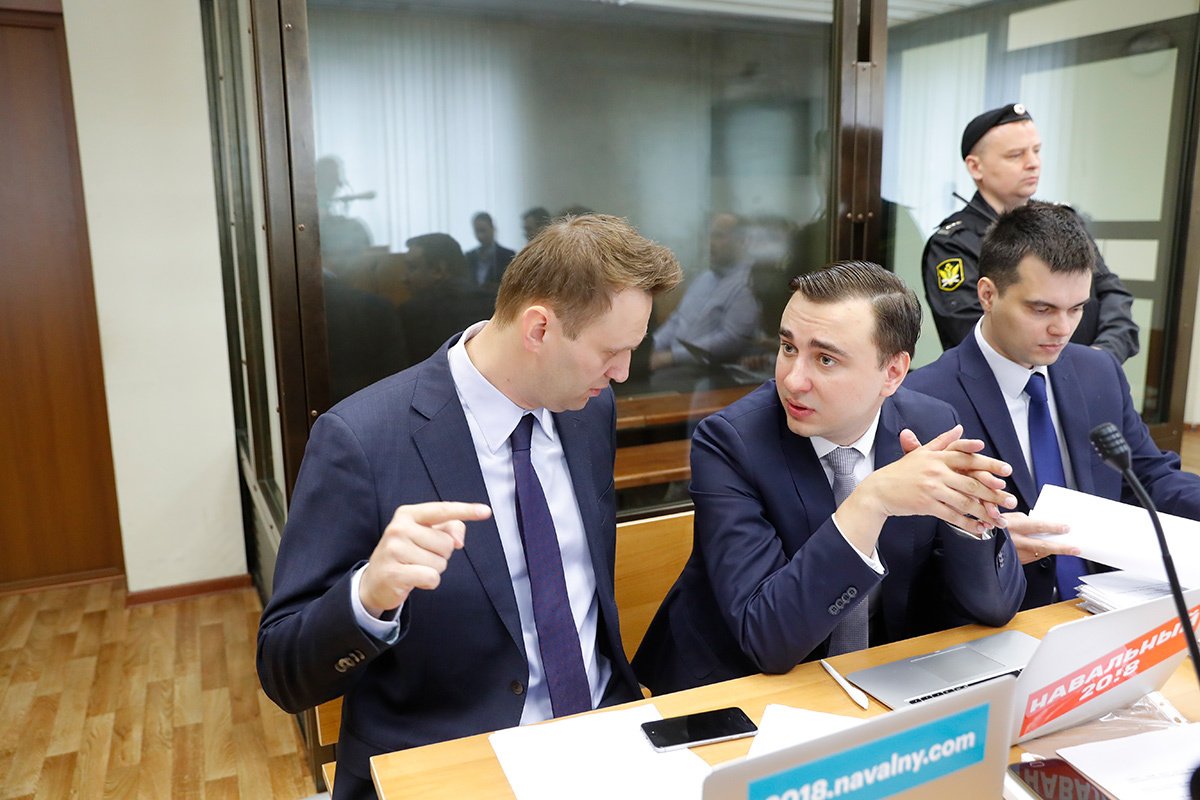 Алексей Навальный и Иван Жданов на суде по иску о защите чести и достоинства Алишера Усманова, 30 мая 2017 года. Фото: Алексей Ильницкий / EPA