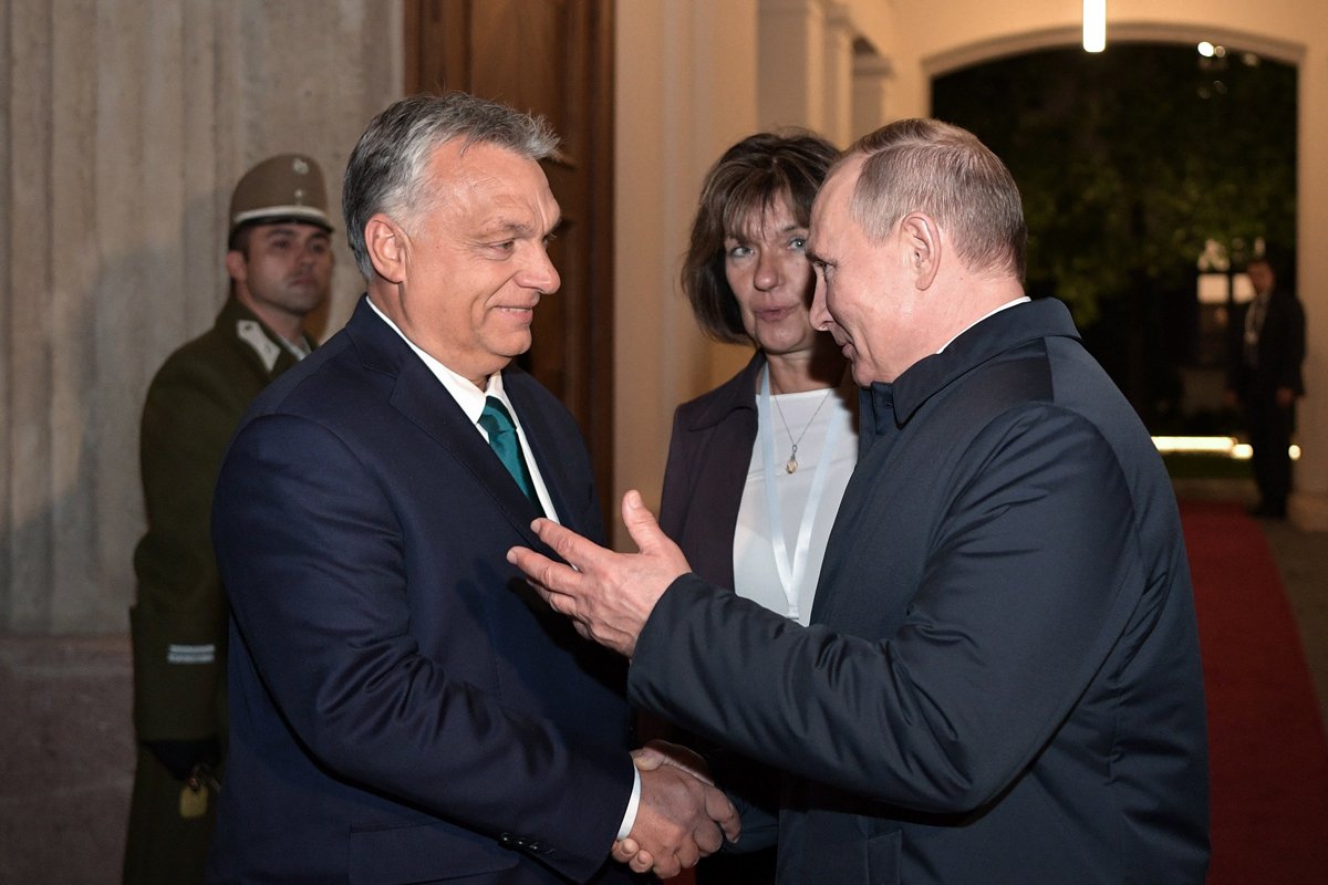Владимир Путин (справа) и премьер-министр Венгрии Виктор Орбан (слева) обмениваются рукопожатием после встречи в Будапеште, Венгрия, 30 октября 2019 года. Фото: Алексей Никольский / Спутник / Kremlin / EPA-EFE