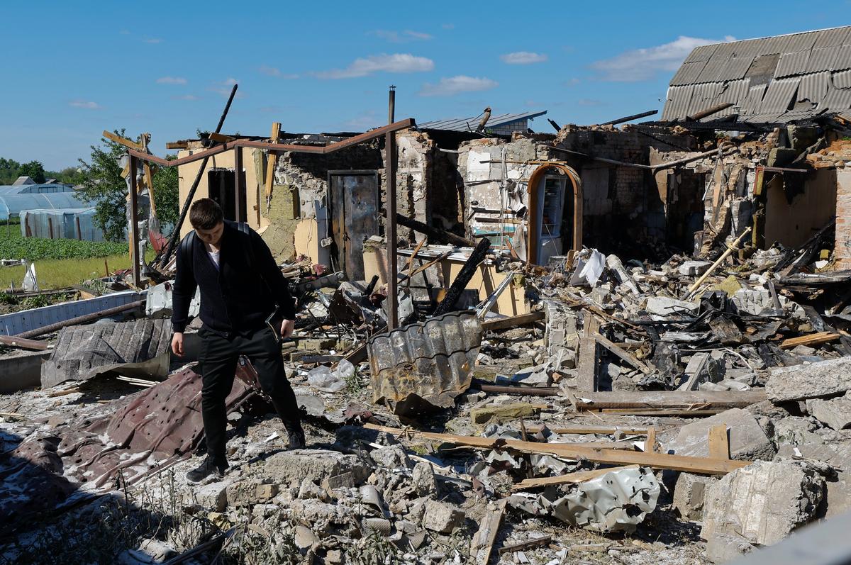 People survey the destruction after a Russian missile and drone attack near Kyiv, 8 May 2024. Photo: SERGEY DOLZHENKO