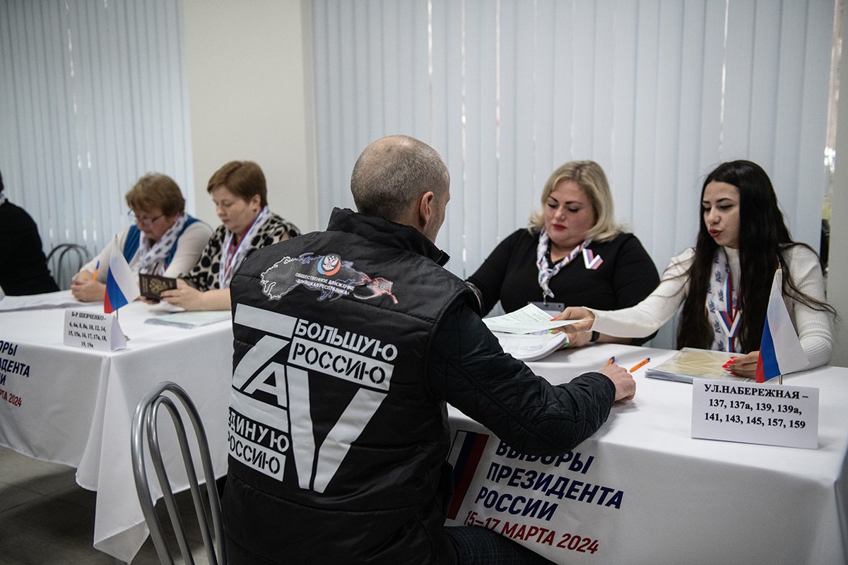 Избиратели отдают свои голоса во время президентских выборов в Донецке, контролируемой Россией части Украины, 15 марта 2024 года. Фото: Стрингер / EPA-EFE