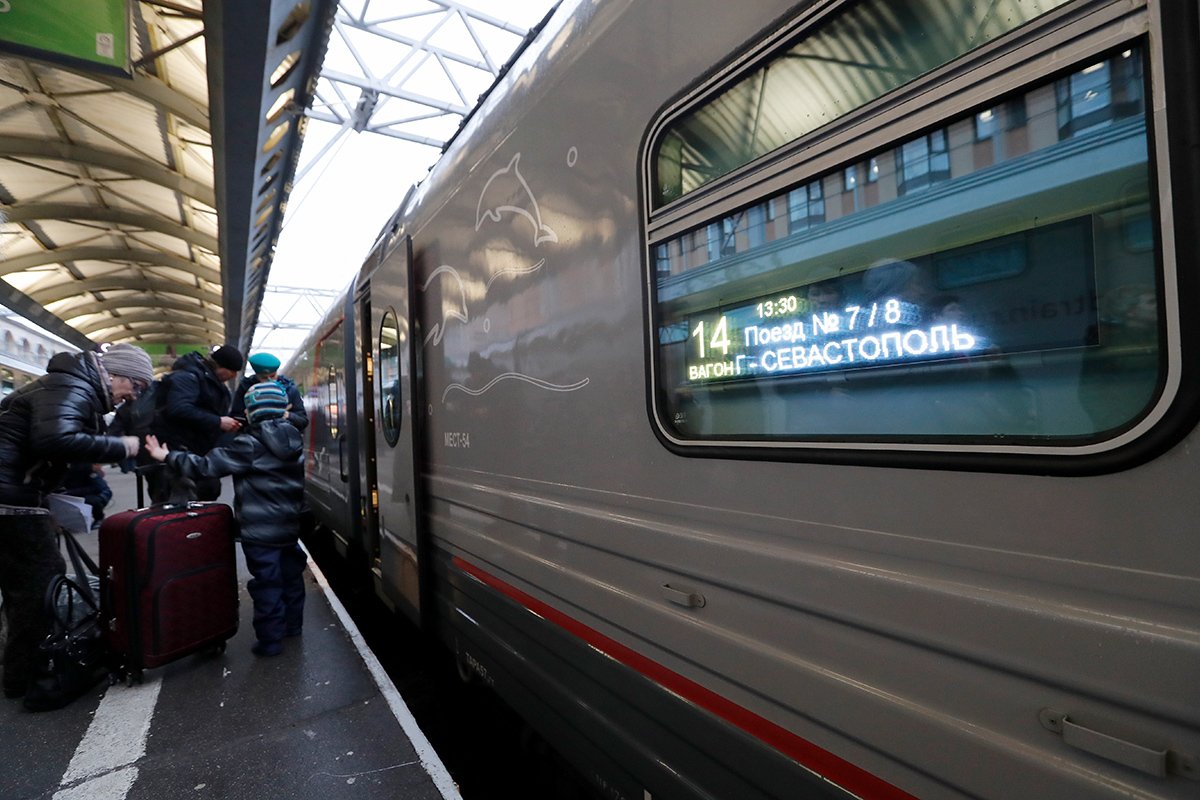 Пассажиры садятся на поезд «Таврия» до Севастополя с Московского вокзала в Санкт-Петербурге, 23 декабря 2019 года. Фото: Анатолий Мальцев / EPA-EFE