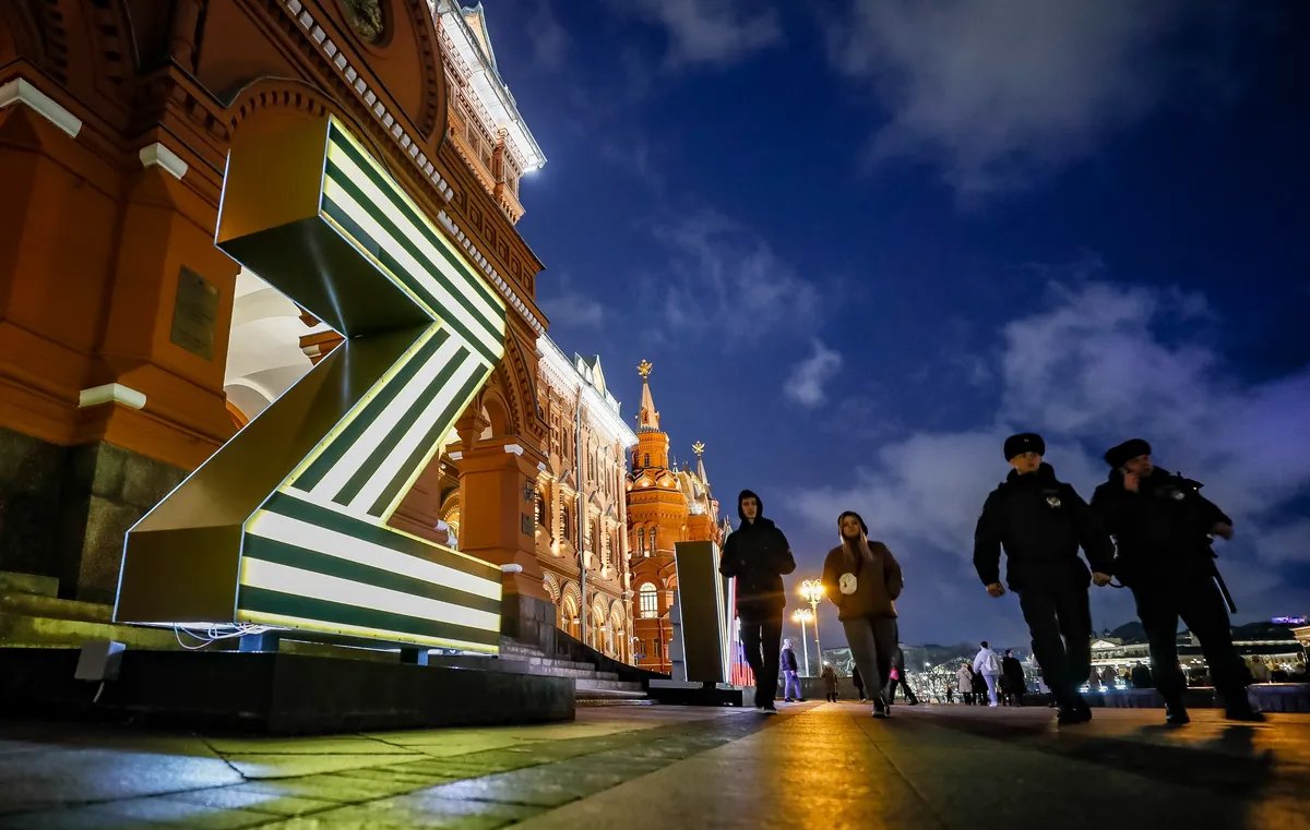 Police officers walk past an illuminated letter Z in support of the Russian army near the Kremlin, 25 March 2023. Photo: EPA-EFE / YURI KOCHETKOV