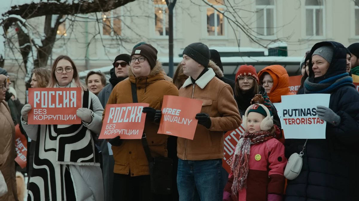 Митинг сторонников Навального в Вильнюсе. Кадр:  Андрей Лошак  / Настоящее Время. Док / YouTube