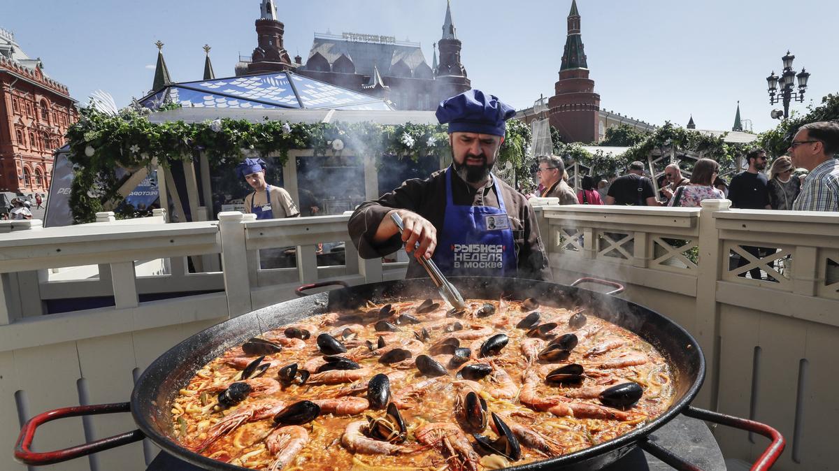 Дурной «Вкус России». Как Москва пытается колонизировать оккупированные  территории при помощи несуществующей «курицы по-херсонски» — Новая газета  Европа