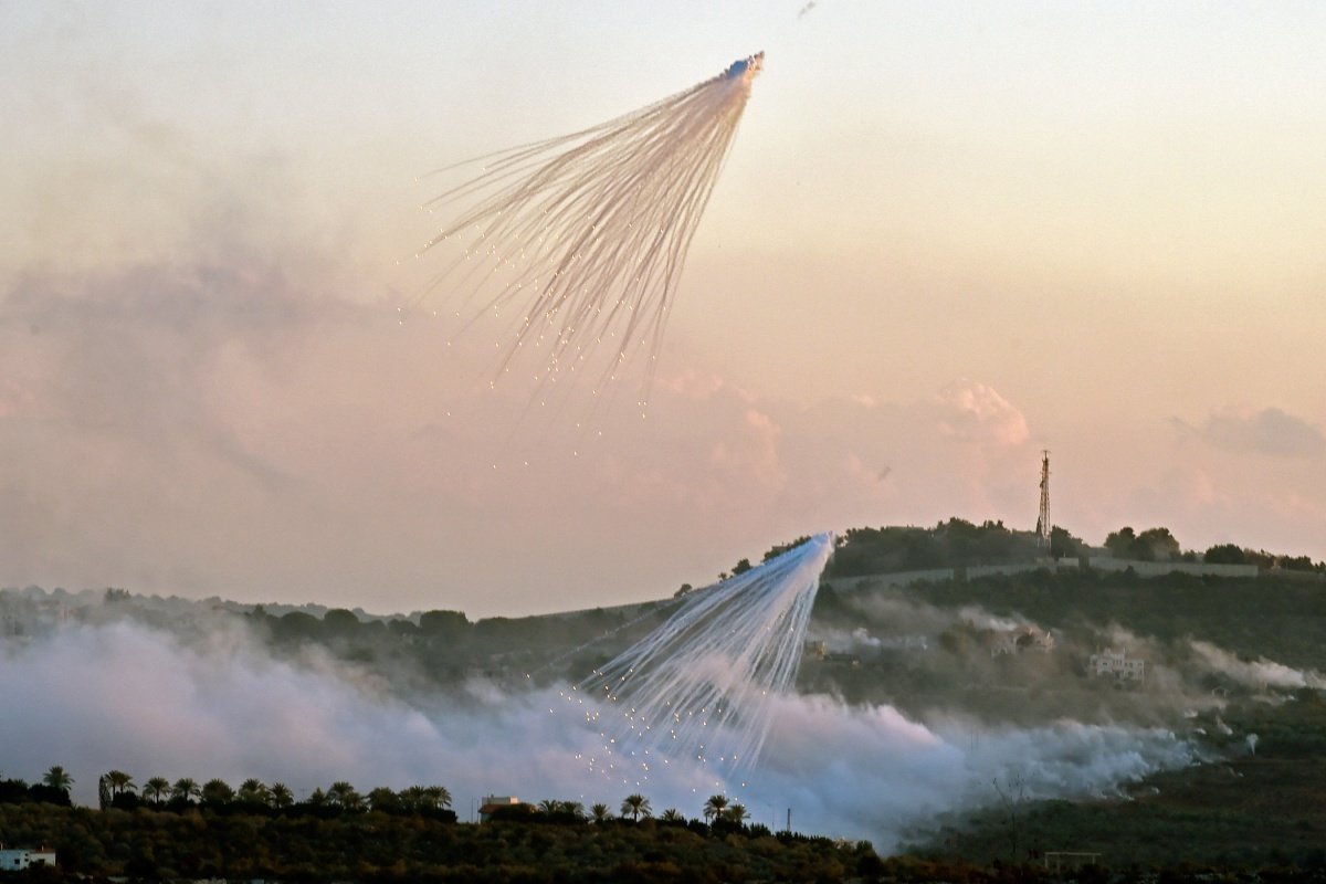 Снаряды израильской артиллерии разрываются над деревней Дхайра, недалеко от ливано-израильской границы, Ливан, 16 октября 2023 года. Фото: Wael Hamzeh / EPA-EFE