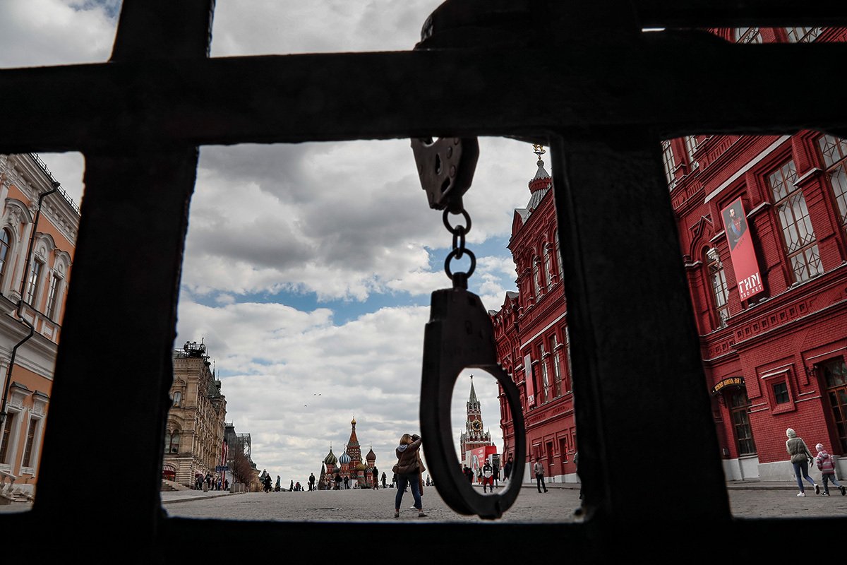 Наручники на Красной площади. Фото: Юрий Кочетков / EPA