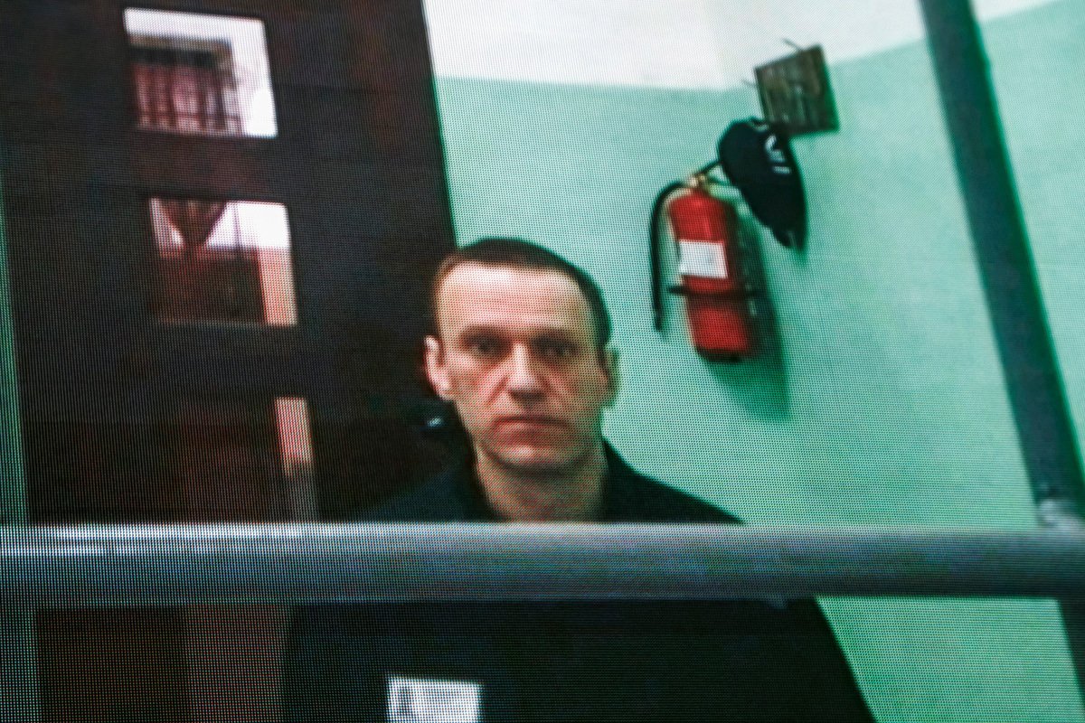 Алексей Навальный по видеосвязи из исправительной колонии во время слушаний о его праве на переписку в тюрьме в Верховном суде РФ в Москве, 22 июня 2023 года.Фото: Сергей Ильницкий / EPA