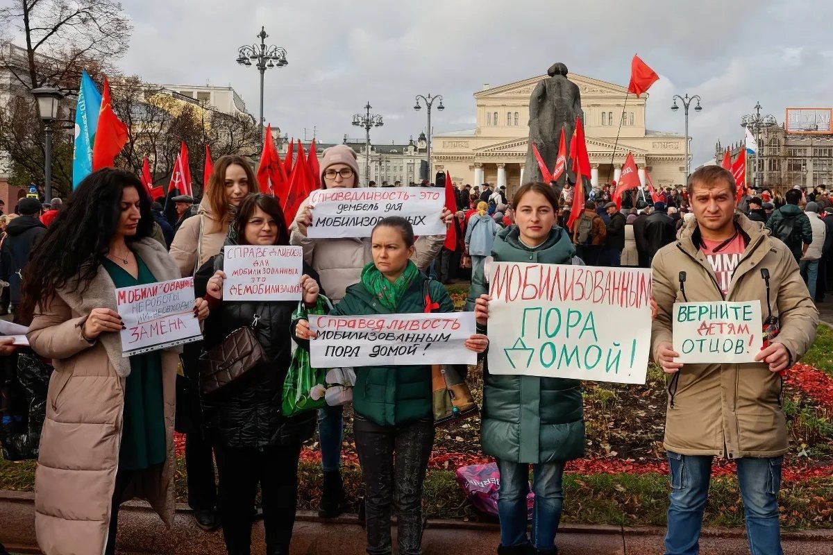 Wives of conscripts demanding the return of their husbands at the first protest in Moscow, 7 November. Photo: The Way Home / Telegram