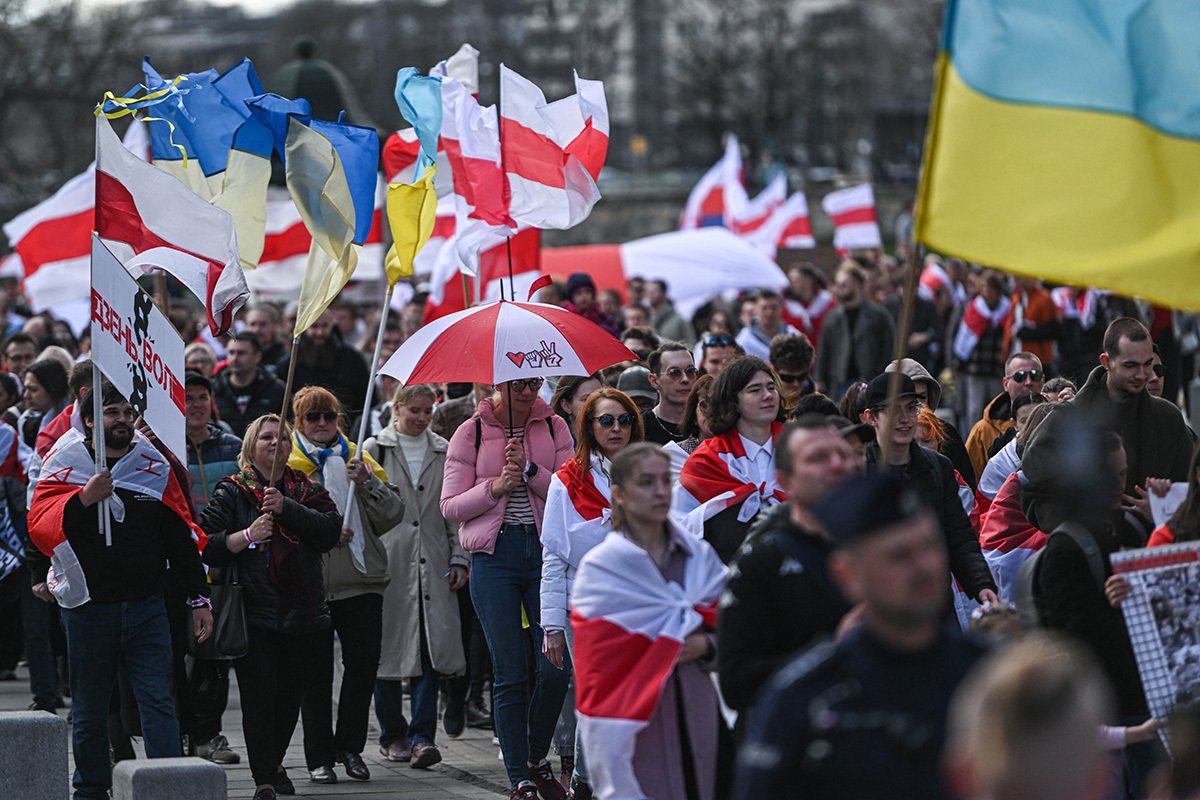 Белорусы держат флаги оппозиции Беларуси и выкрикивают лозунги во время празднования Дня свободы 25 марта 2023 года в Кракове, Польша. Фото: Omar Marques / Anadolu Agency / Abaca Press / ddp images / Vida Press
